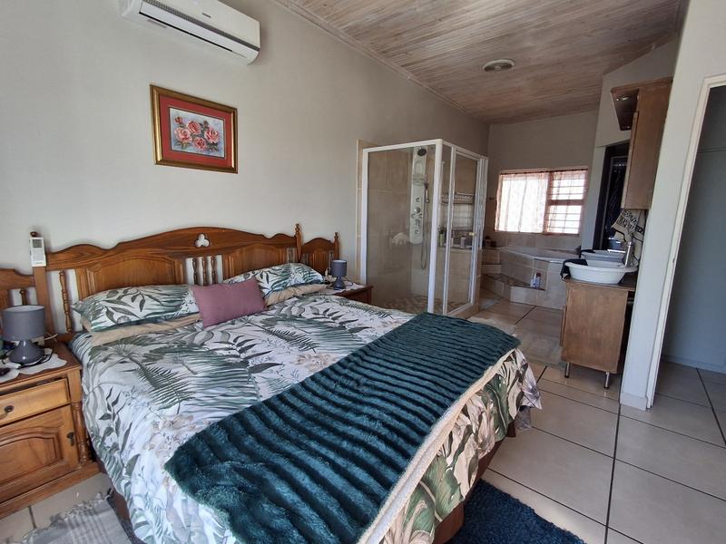 4 Bedroom Property for Sale in Golden Mile Western Cape